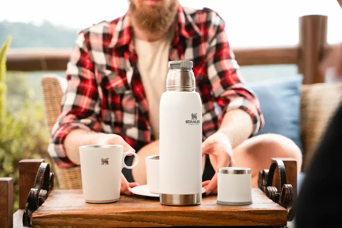 Uma pessoa aproveitando o Dia do Café com itens Stanley e novos modos de preparo para a bebida favorita dele.