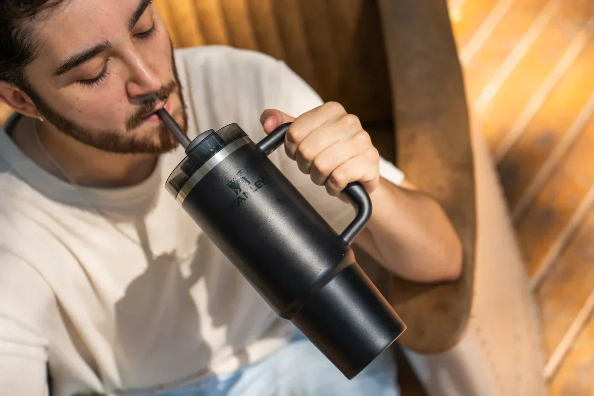 Uma pessoa usando o Quencher para manter a rotina de hidratação.