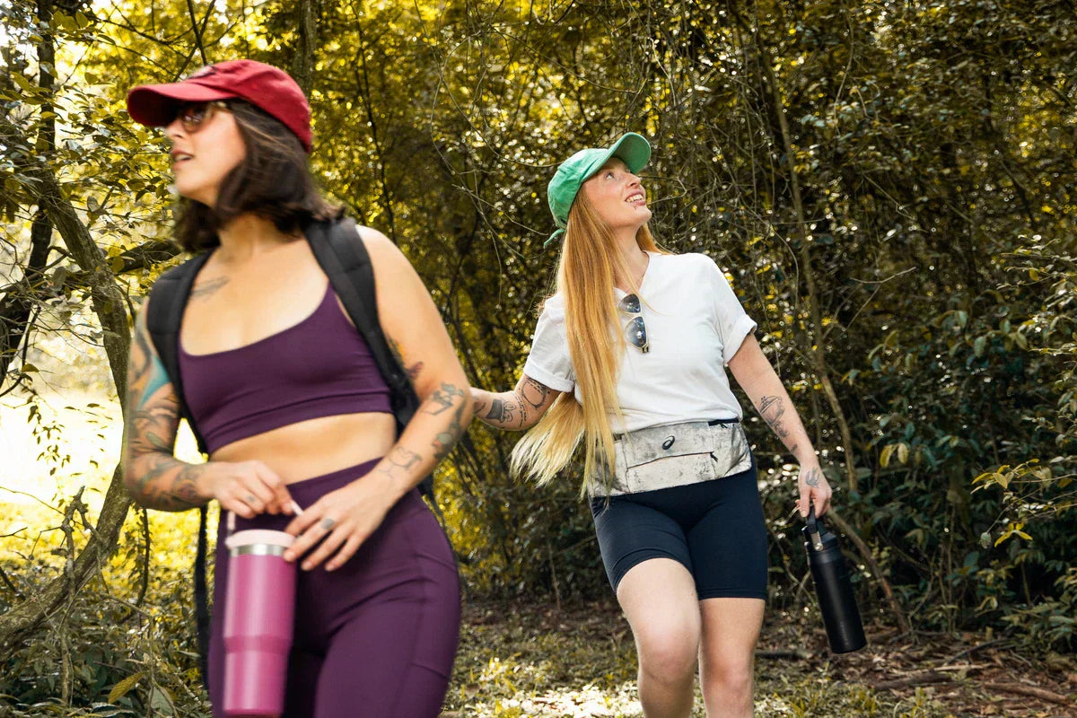 Duas mulheres explorando o plano que elas fizeram das trilhas mais bonitas do Brasil.