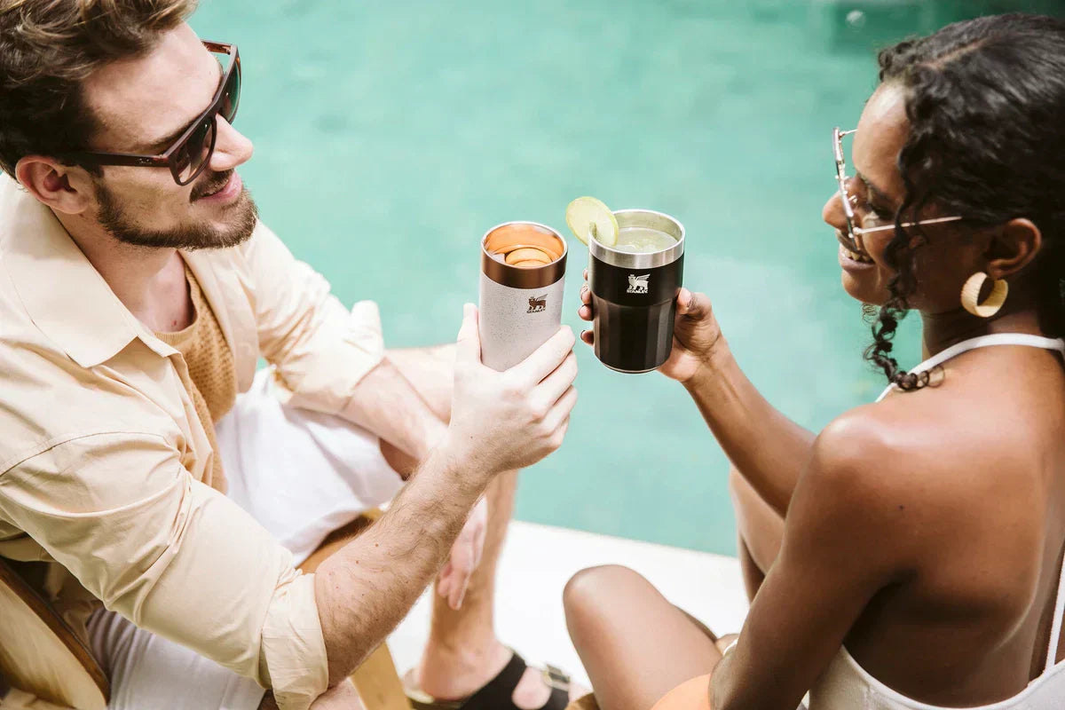 Um casal de amigos brindando o Dia do Drink.