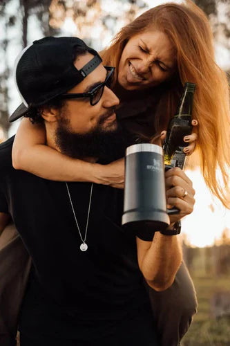 Gelada até a última gota: 3 motivos para investir na Caneca Térmica de Cerveja Stanley