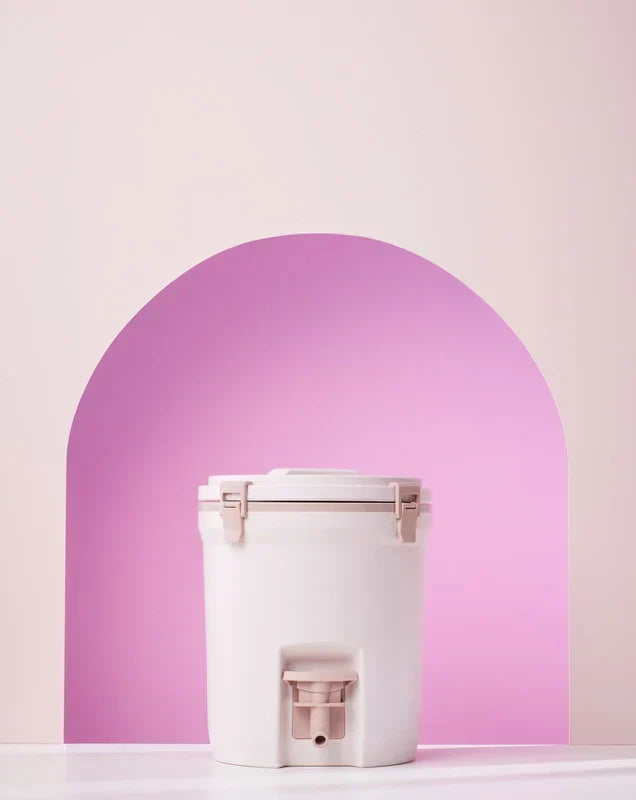 Uma Jug Stanley vista de frente para comparar entre a Jug e o Growler.