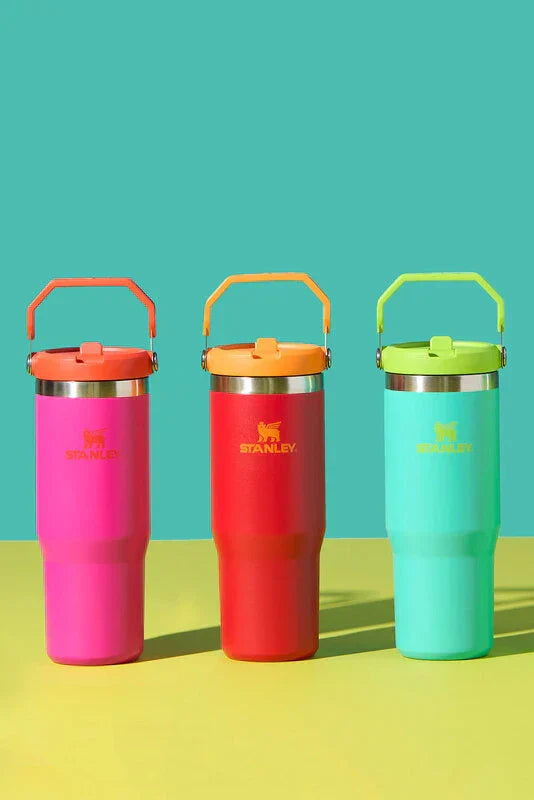 Todas as cores do Tumbler Térmico Flip Straw Heat Wave enfileirados.