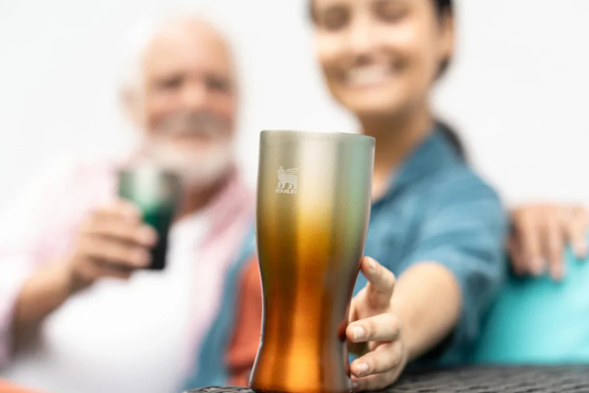 Duas pessoas curtindo um bom momento juntas depois de aproveitar as promoções do aniversário do Legionários.