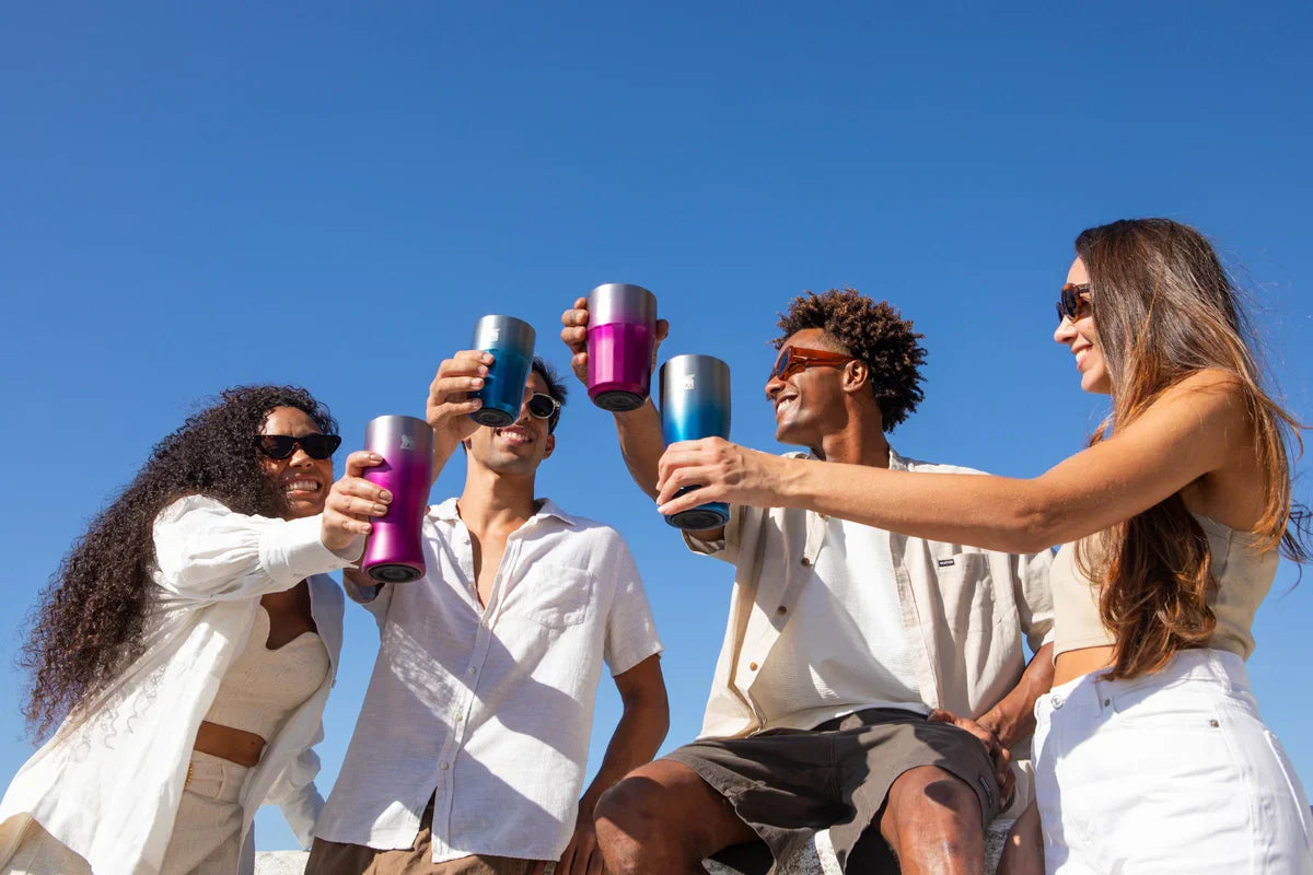 Quatro amigos compartilhando bebidas e criando conexões sociais.
