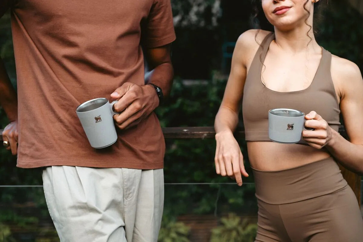 Duas pessoas usando as novas cores das canecas da linha Stanley Daybreak.