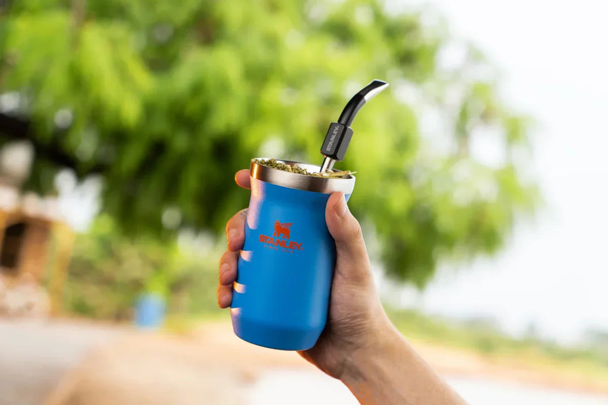 Uma pessoa segurando uma cuia Stanley enquanto celebra o Dia do Chimarrão com novos modos de preparo.