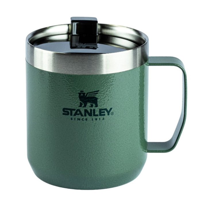 Caneca térmica verde com alça e tampa.