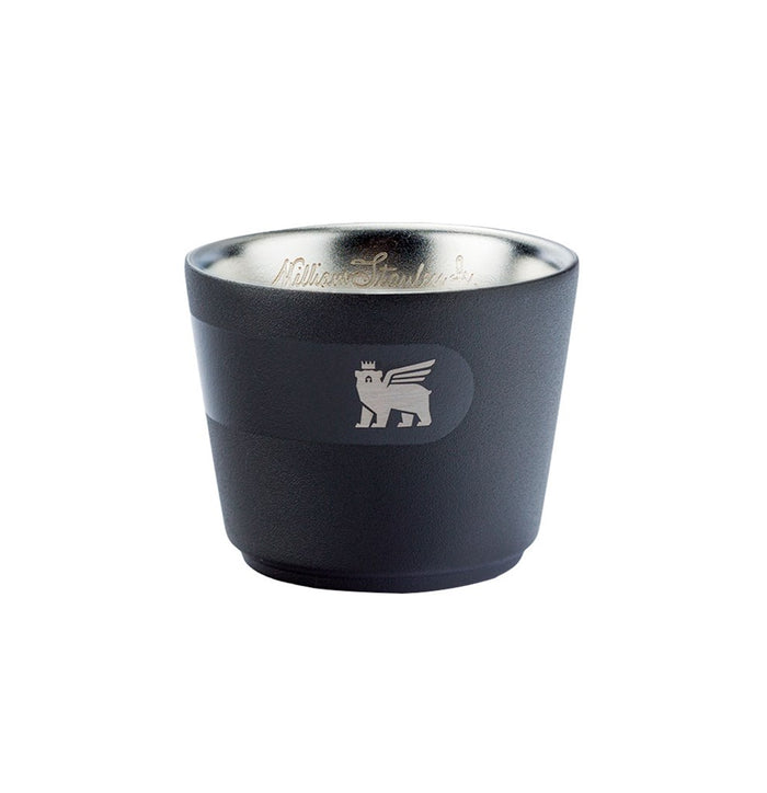 Copo dose metálico preto com interior prateado.