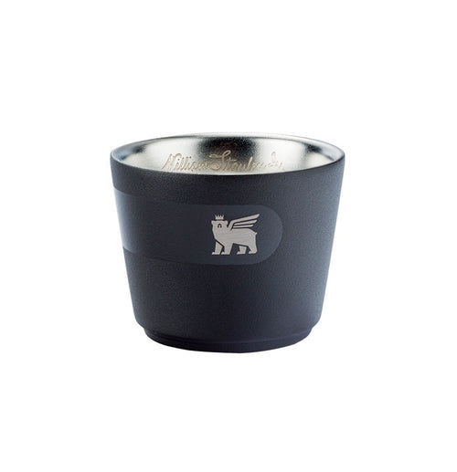 Copo dose metálico preto com interior prateado.