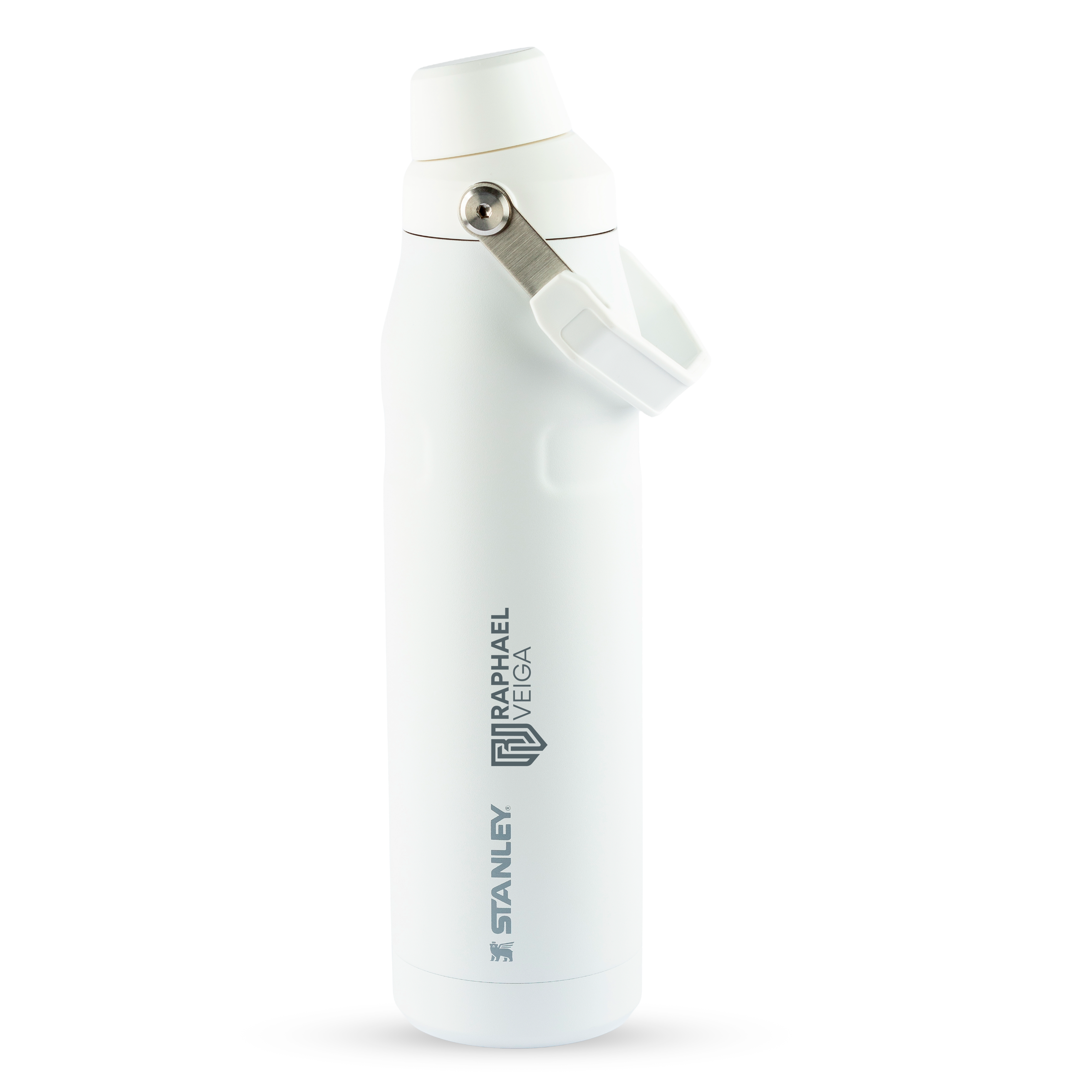 Garrafa térmica Stanley branca com alça na tampa.