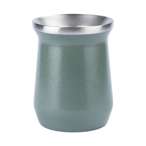 Cuia térmica verde com borda prateada.