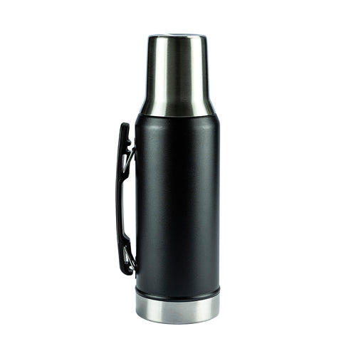Garrafa térmica Stanley preta com alça e detalhes em metal.