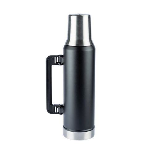 Garrafa térmica preta com tampa e base prateadas, e alça lateral.