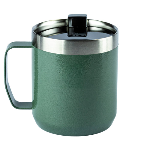 Caneca térmica verde com alça e tampa.