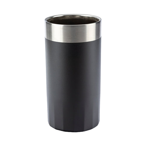 Copo térmico preto e prateado.