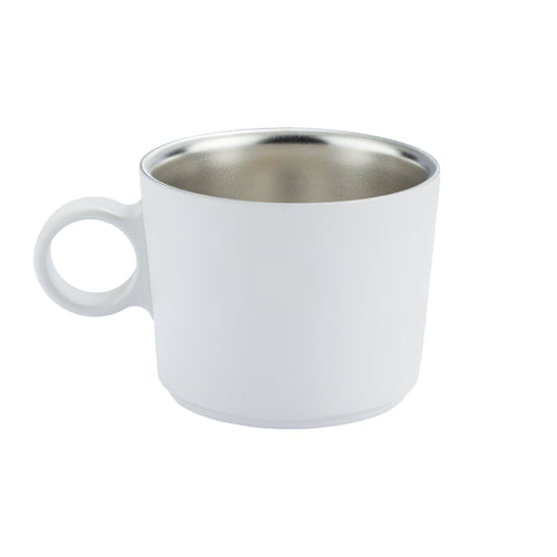 Caneca branca com interior metálico e alça.