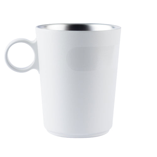 Caneca térmica branca com interior metálico.