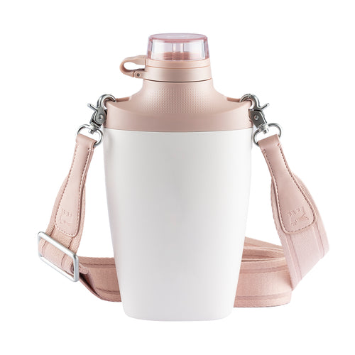 Garrafa térmica branca e rosa com alça de transporte.