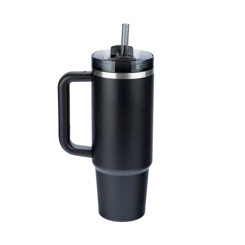 Copo térmico preto com alça, tampa transparente e canudo.