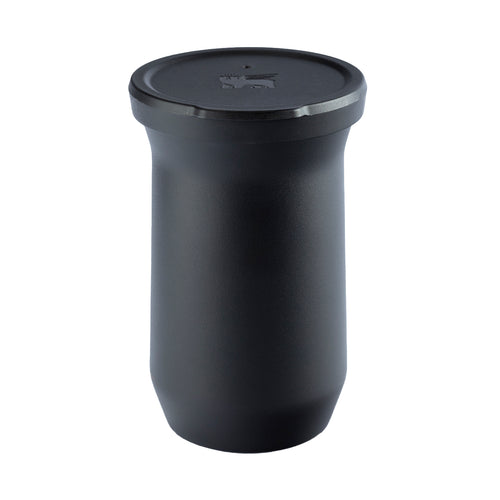 Copo térmico preto fosco com tampa.