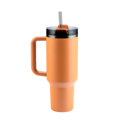 Copo térmico cor de pêssego com alça e canudo.