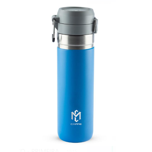 Garrafa térmica azul com tampa cinza.