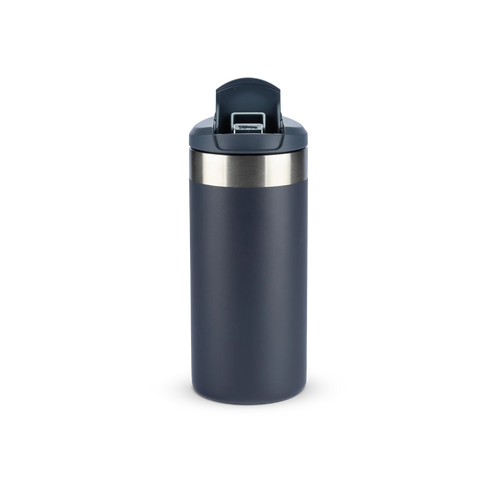 Copo térmico azul escuro com tampa e detalhe metálico.