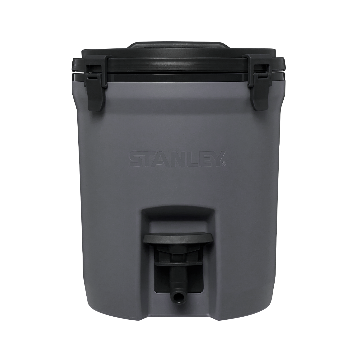 Cooler térmico cinza escuro com tampa preta e torneira inferior para dispensar líquidos. Marca "STANLEY" em relevo na frente. Design robusto e material resistente.