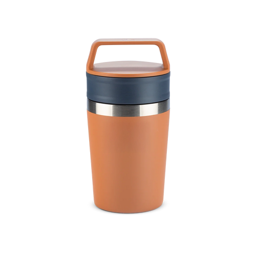 Copo térmico laranja e cinza com alça na tampa.