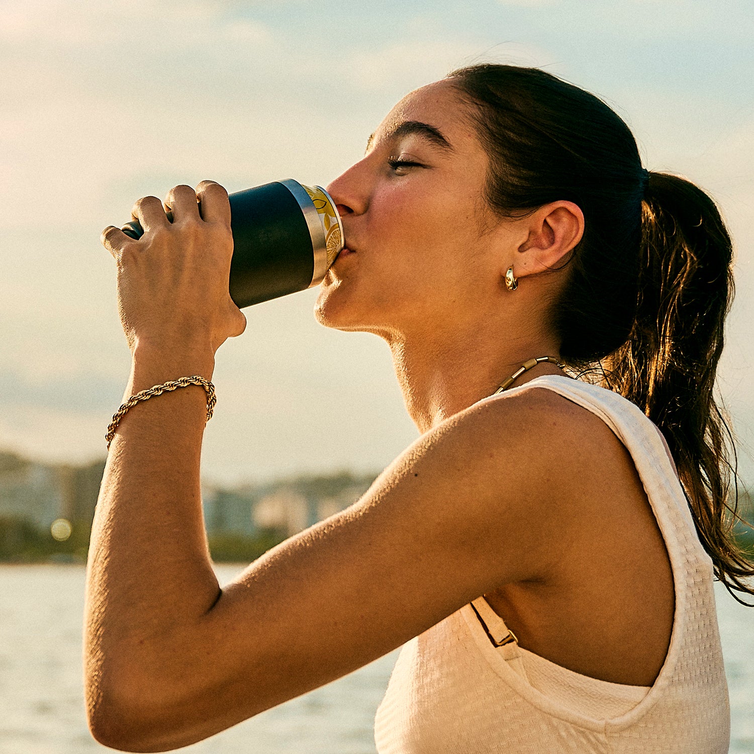 Can Cooler com canudo Stanley Apple Shimmer | 296ML