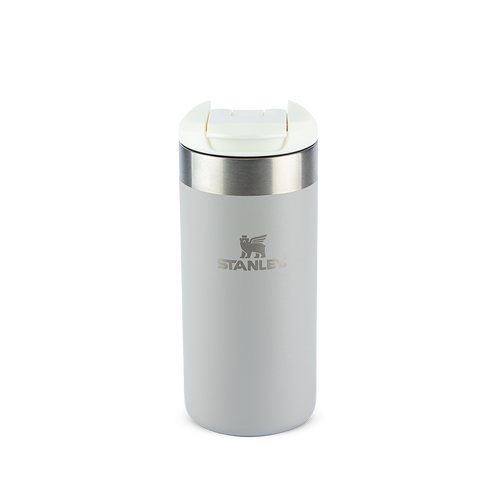 Copo térmico cinza claro com tampa branca.