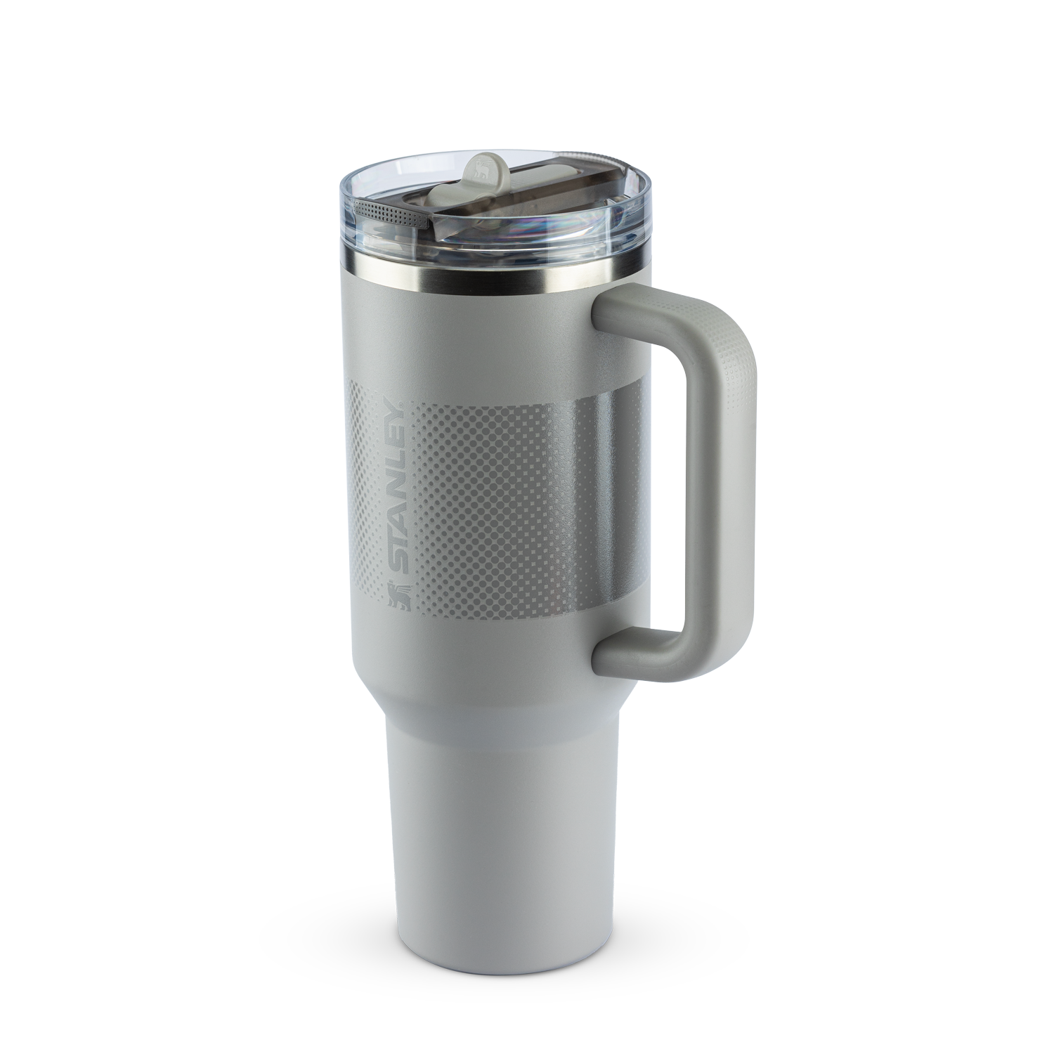 Caneca térmica de cor cinza claro da marca Stanley, com alça integrada e tampa removível. A caneca tem um design cilíndrico com um padrão texturizado na parte central e o logotipo 'STANLEY' gravado.