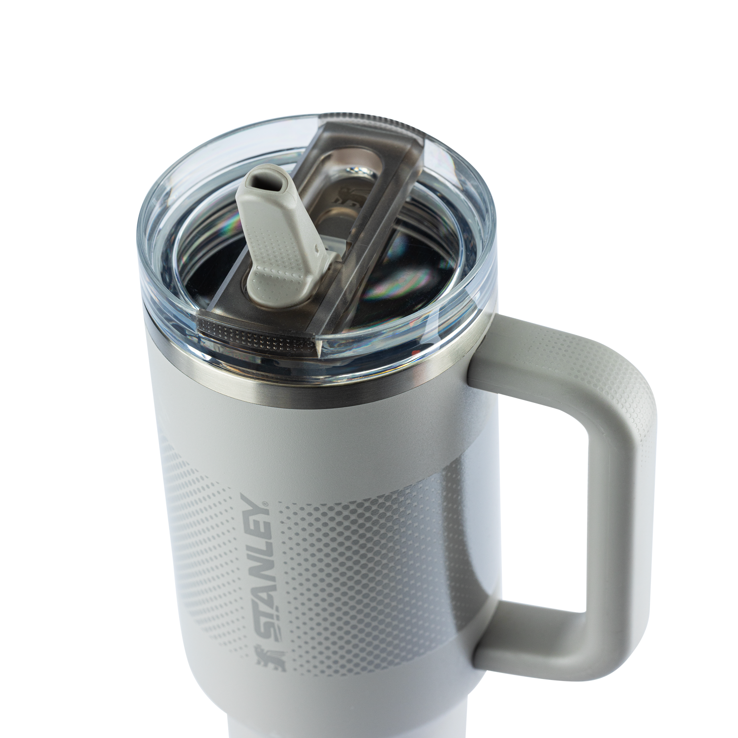 
Caneca térmica cinza claro da marca Stanley, com alça integrada e tampa removível com bico. Possui padrão texturizado e o logotipo "STANLEY" gravado.