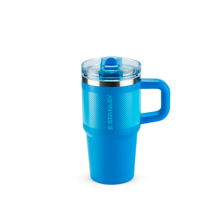 Quencher Protour Stanley azul brilhante com tampa transparente, canudo e alça, perfeita para viagens e aventuras ao ar livre.