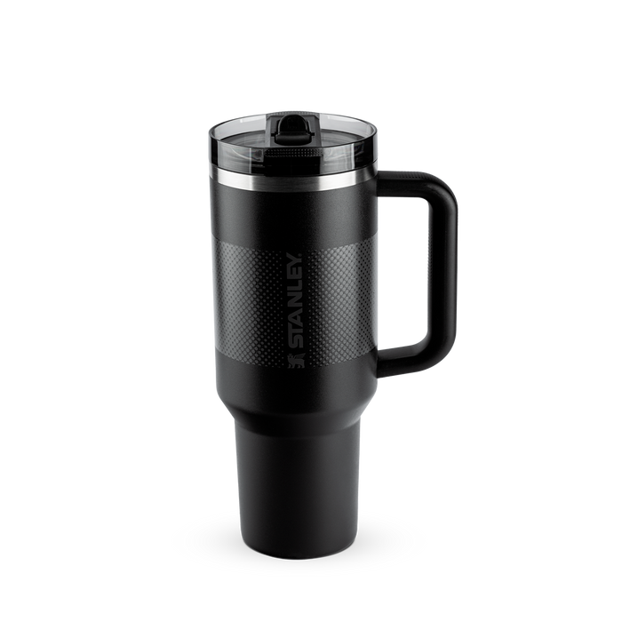 Quencher Stanley na cor preta com tampa transparente e design moderno, ideal para manter bebidas quentes ou frias, com pegador ergonômico.