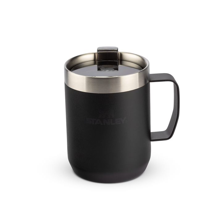 Caneca térmica preta com alça e borda metálica.