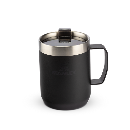 Caneca térmica preta com alça e borda metálica.