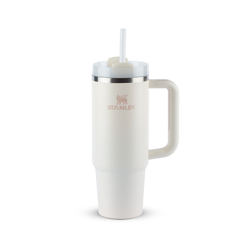 Copo térmico Stanley creme com alça e canudo.