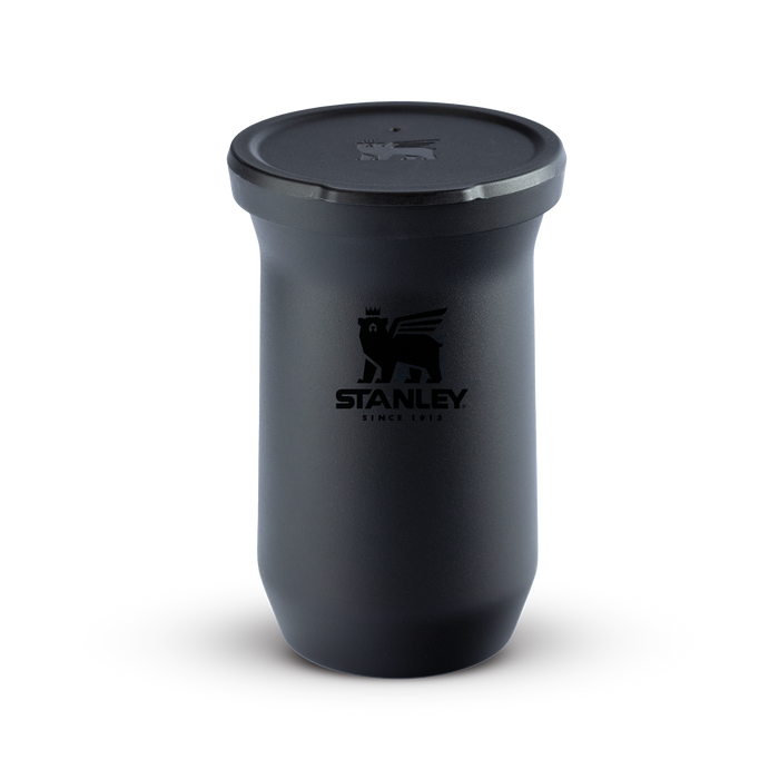Copo térmico preto fosco com tampa.
