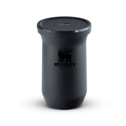 Copo térmico preto fosco com tampa.