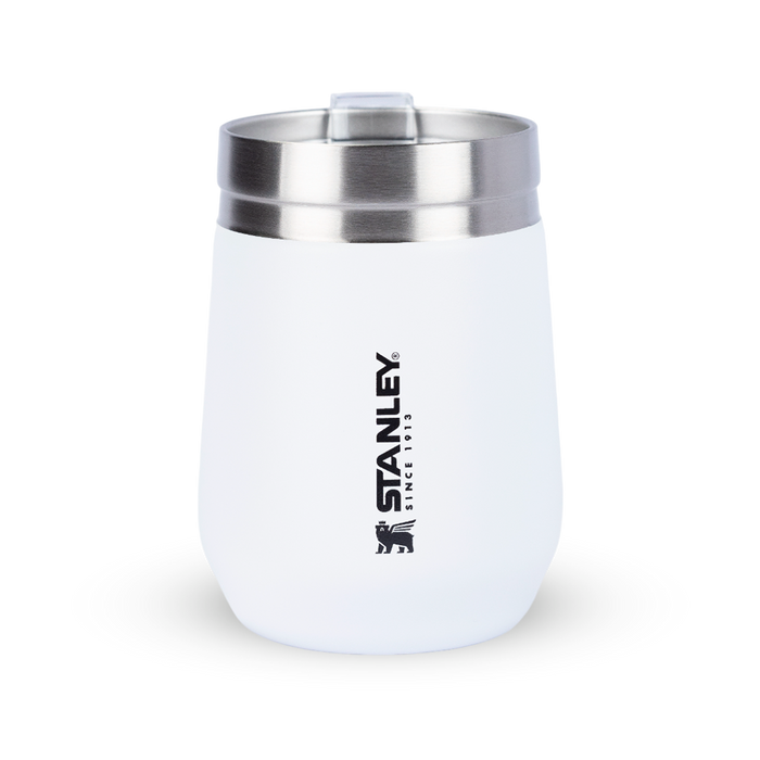 Copo térmico Stanley branco com borda de aço inoxidável.