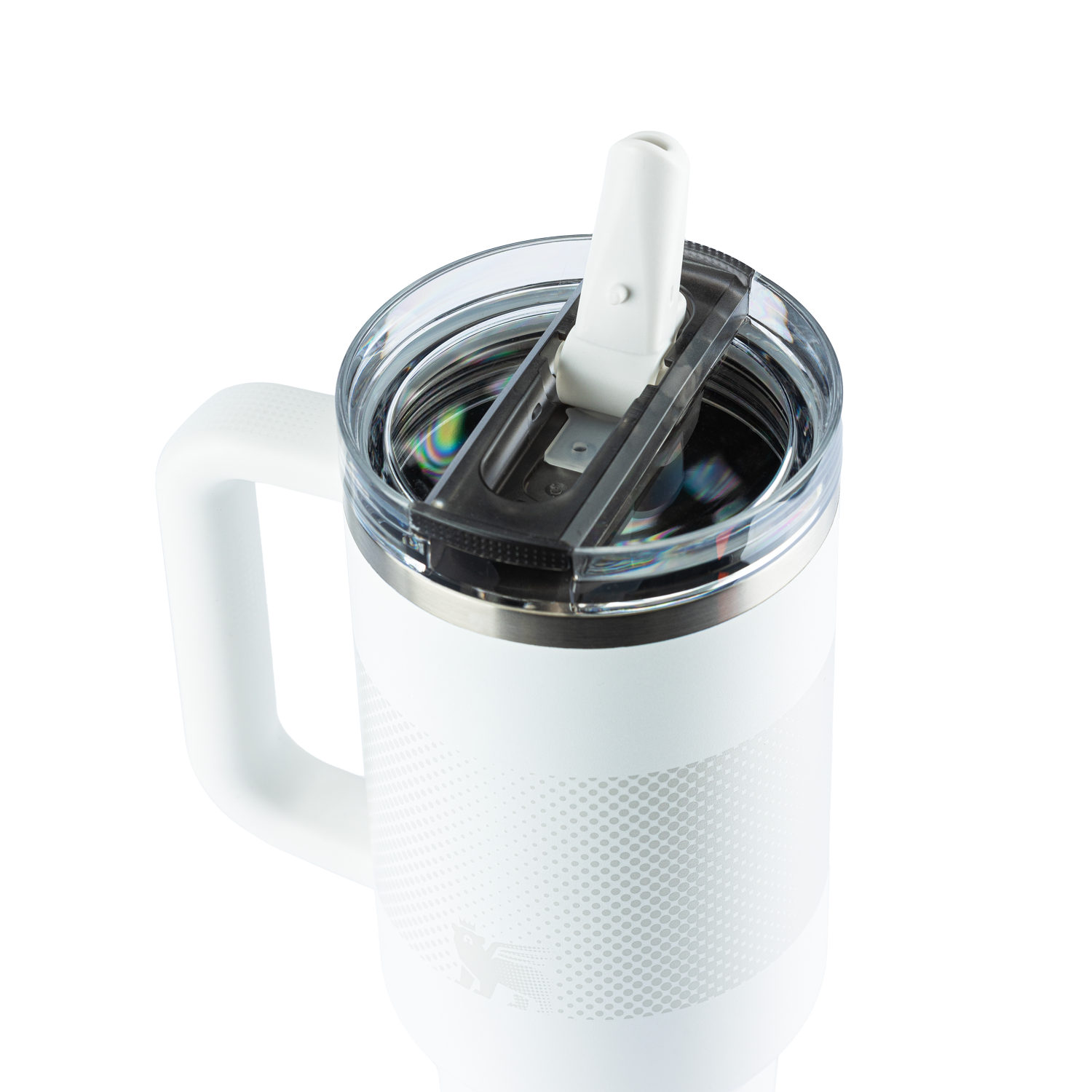 Caneca branca da Stanley com um canudo, posicionada em uma mesa clara