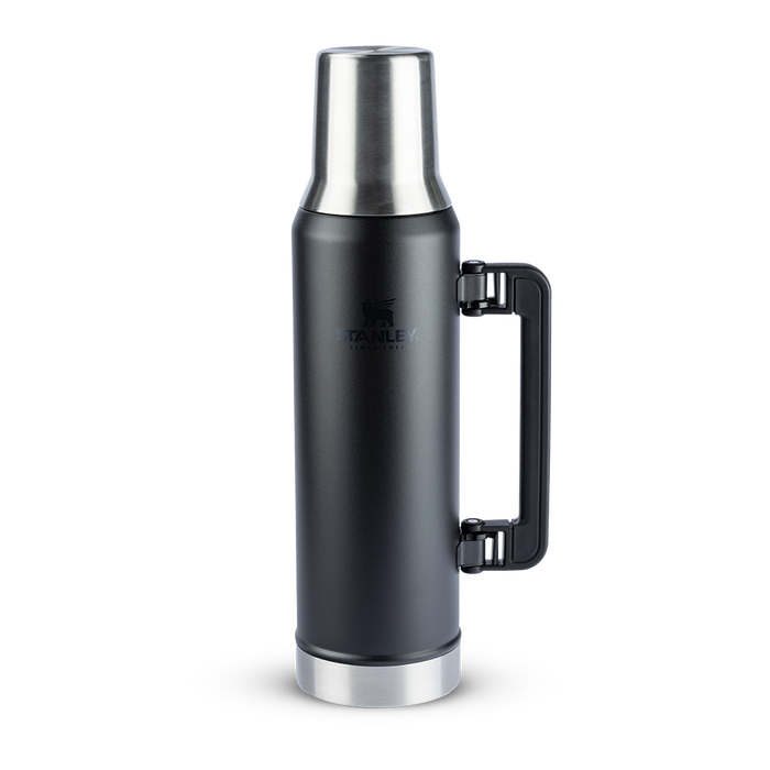 Garrafa térmica preta com alça preta e detalhes metálicos prateados.