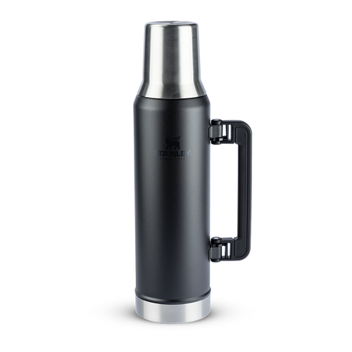 Garrafa térmica preta com alça preta e detalhes metálicos prateados.