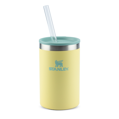 Copo térmico amarelo com tampa verde-água e canudo.