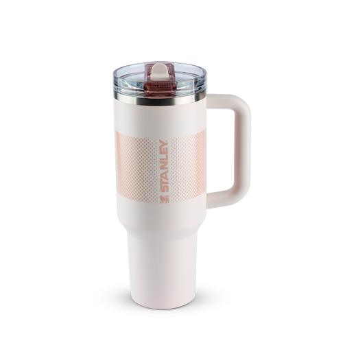 Caneca térmica Stanley na cor rosa claro, com alça ergonômica e tampa com bico retrátil. Tem textura perfurada e a marca 
